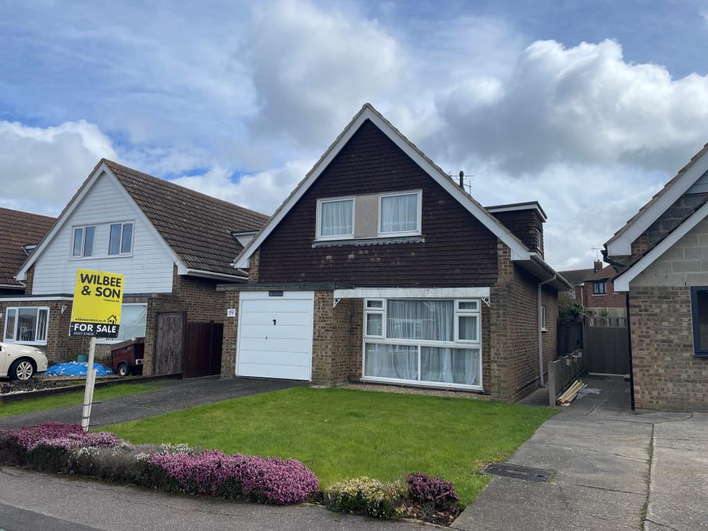 Lot: 118 - CHALET BUNGALOW FOR STRUCTURAL REPAIR - Detached house with off road parking and front garden